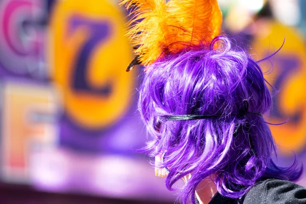 New Orleans February 2016 Back View Woman Hair Dyed Purple — Stockfoto