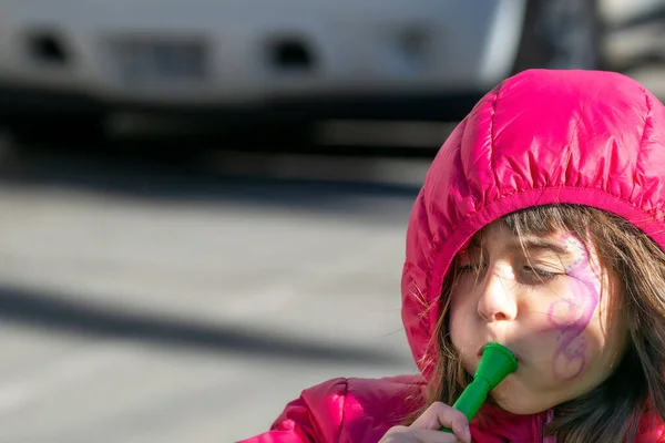 Gelukkig Jong Meisje Spelen Fluit New Orleans Voor Mardi Gras — Stockfoto