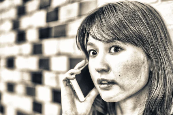 Beautiful Japanese Woman Talking Smartphone Subway Station — Stock Photo, Image