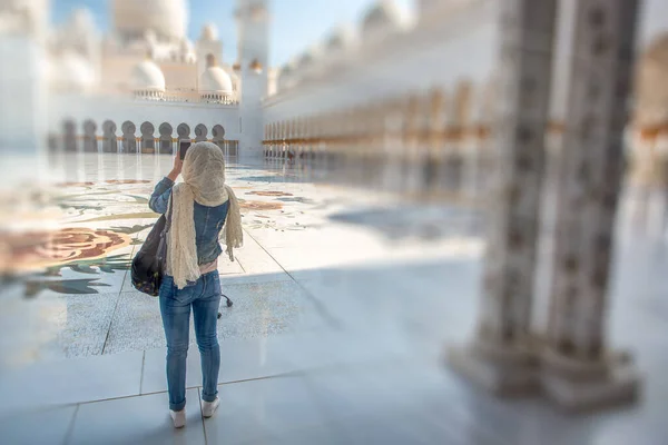 Muslim Girl Visiting Beautiful Mosque Sunny Day Back View — Zdjęcie stockowe