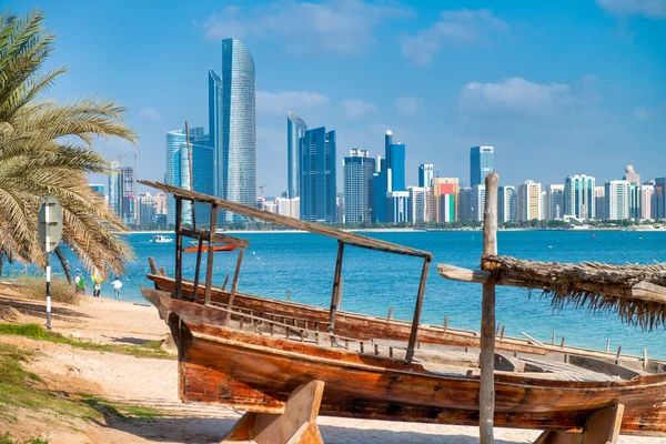 Abu Dhabi Uae December 2016 City Beach Wooden Boats Skyscrapers — Stockfoto