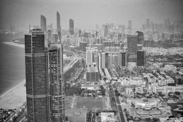 Horizonte Aéreo Abu Dhabi Pôr Sol Edifícios Altos Cidade Longo — Fotografia de Stock