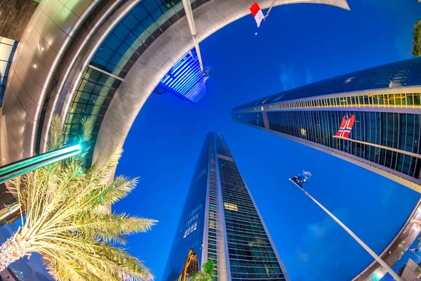 Abu Dhabi Towers Night Skyward View — Fotografia de Stock