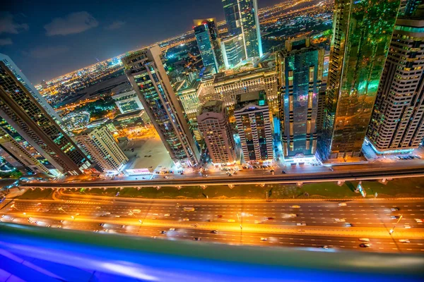 迪拜市中心的摩天大楼沿着谢赫扎耶德公路 夜间鸟瞰 — 图库照片