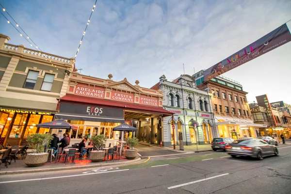 澳大利亚Adelaide 2018年9月16日 阳光灿烂的城市街道和建筑物 — 图库照片