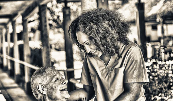 Senior Man Rolstoel Met Zijn Verzorger Tuin — Stockfoto