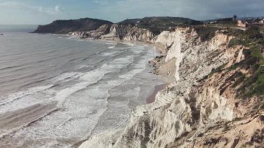 Türklerin Merdiveni 'ndeki hava aracı bakış açısı. Scala dei Turchi, İtalya 'nın Sicilya eyaletinin güney kıyısında kayalık bir uçurumdur.