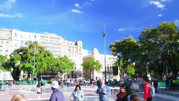 BARCELONA - 11 DE MAYO DE 2018: Turistas en la Plaza de Cataluña, vista de la plaza y el parque de la ciudad — Vídeo de stock