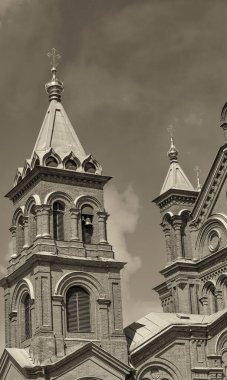 Uspenski Katedrali, Helsinki - Finlandiya. Güneşli yaz gününde tepede. Kızıl Kilise - Finlandiya 'nın başkentinde turizm merkezi