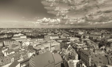 RIGA, LATVIA - 7 Temmuz 2017: Riga 'nın Letonya' daki şehir tepesinden panoramik hava manzarası