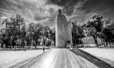 VILNIUS, LITHUANIA - 10 Temmuz 2017: Vilnius 'taki Ulusal Litvanya Müzesi. Mindaugas Heykeli - Litvanya Büyük Dükü