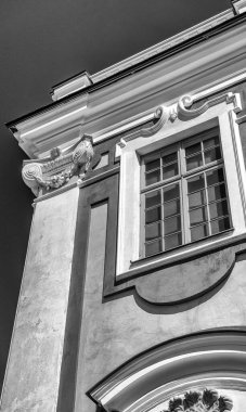 Tallinn 'deki ünlü Kadriorg Sarayı' nın dış görünüşü güneşli bir günde, Estonya