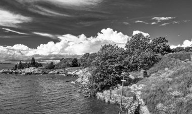 HELSINKI, FINLAND - 4 Temmuz 2017: Açık ve güneşli bir günde Suomenlinna kıyısı