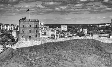 Güneşli bir yaz gününde, Vilnius 'taki Gediminas şatosu kulesi, Litvanya