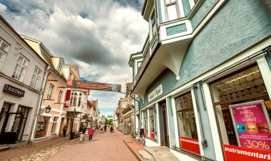 PARNU, ESTONIA - 6 Temmuz 2017: Bir yaz günü şehir sokaklarında turistler