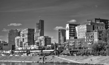 VILNIUS, LITHUANIA - 10 Temmuz 2017: Güneşli bir günde Vilnius Nehri boyunca şehir binaları