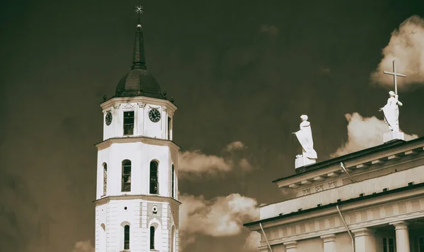 维尔纽斯圣斯坦尼斯劳斯大教堂和圣弗拉季斯拉夫大教堂广场钟塔和立面景观 — 图库照片
