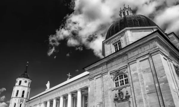 Uitzicht Klokkentoren Gevel Van Kathedraal Basiliek Van Stanislaus Vladislav Het — Stockfoto