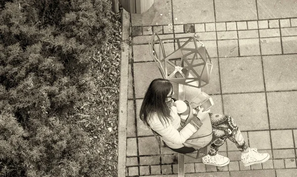 用智能手机拍摄的坐在公共长椅上的妇女的全景 — 图库照片