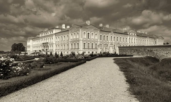 Rundale Latvia 2017年7月12日 ラトビアのランダレ宮殿と庭園の観光客 宮殿は都市バウスカの近くに位置しています — ストック写真