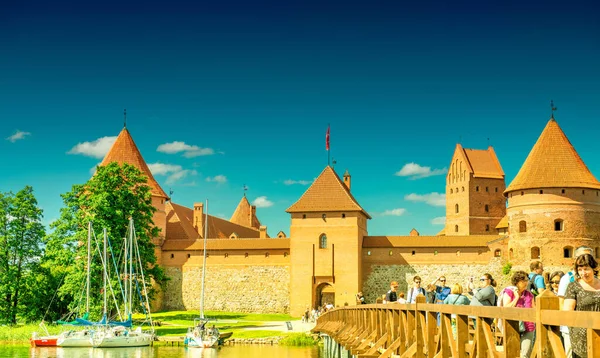 Trakai Lithuania July 2017 游客们在美丽的阳光灿烂的日子参观特拉凯城堡 — 图库照片