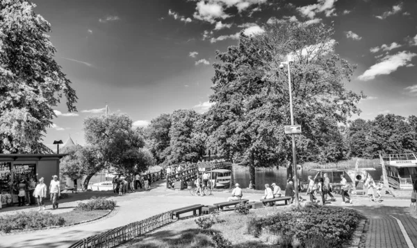 Trakai Lituânia Julho 2017 Turistas Visitam Castelo Trakai Belo Dia — Fotografia de Stock