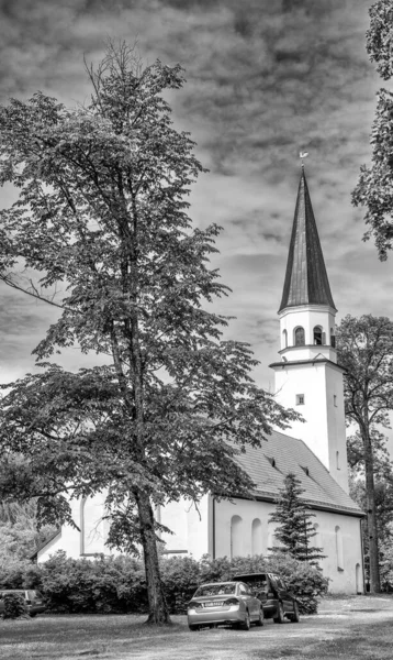 Sigulda Latvia July 2017 Tourists Visit Sigulda Evangelic Lutheran Church — Stockfoto