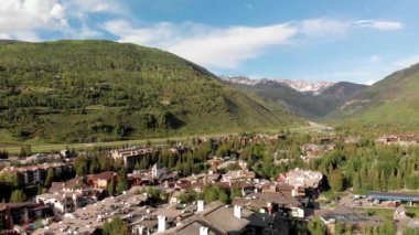 Vail otellerinin ve şehir evlerinin havadan görünüşü, Colorado, ABD