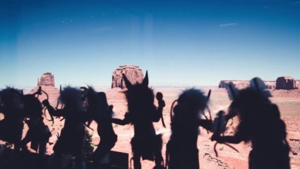Indiska souvenirer silhuetter med Monument Valley på bakgrunden Slow motion — Stockvideo