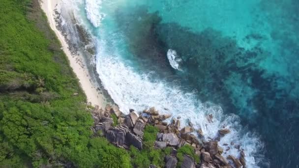 Atemberaubende Luftaufnahme von Grand Anse auf der Insel La Digue, Seychellen. Ozean und Wald — Stockvideo