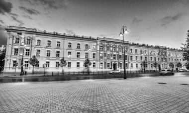 VILNIUS, LITHUANIA - 9 Temmuz 2017: Katedral Meydanı 'nda gün batımında ana simgeler ve binalar