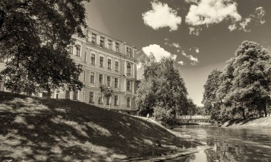 Letonya, Daugava nehri boyunca güneşli bir günde Riga binaları