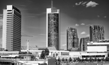 VILNIUS, LITHUANIA - 10 Temmuz 2017: Güneşli bir günde Vilnius Nehri boyunca şehir binaları