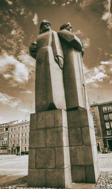 RIGA, LATVIA - 8 Temmuz 2017: Letonya Tüfek Anıtı, Letonya Kızıl Tüfekçilerine adanmış tartışmalı bir kırmızı granit heykel