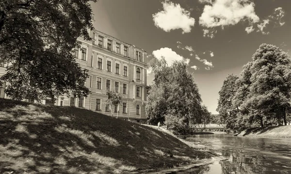 Bâtiments Riga Par Une Journée Ensoleillée Long Rivière Daugava Lettonie — Photo