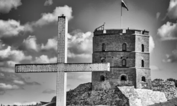 Croix Devant Tour Château Gediminas Vilnius Par Une Journée Ensoleillée — Photo