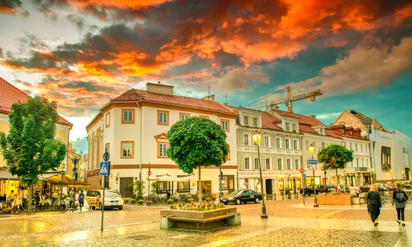 Vilnius Lithuania July 2017 Tourists Town Hall Square Sunset — Stock Photo, Image