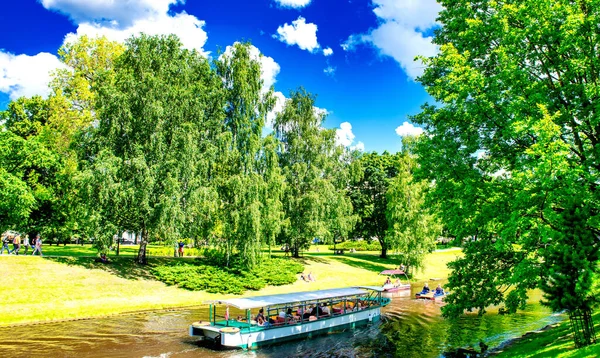 Riga Latvia Heinäkuu 2017 Kanalmalas Ginks Ciy Park River Tourist — kuvapankkivalokuva