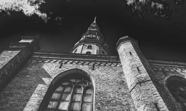 拉托维亚里加的中世纪圣彼得教堂顶部有金鸡尖顶和装饰窗户的尖塔 — 图库照片