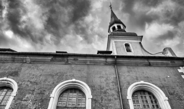 Orta Parnu Estonya Kırmızı Çatılı Eski Kilise — Stok fotoğraf