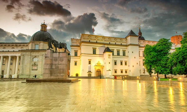 Vilnius Lituania Julio 2017 Principales Monumentos Edificios Atardecer Plaza Catedral —  Fotos de Stock