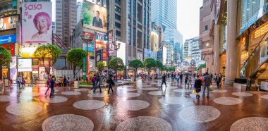 HONG KONG - 8 Mayıs 2014: Yağmurlu bir gecede Hong Kong şehir merkezinde turistler ve yerliler yürüyor