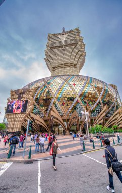 MACAU, Çin - 10 Mayıs 2014: Bulutlu bir günde Grand Lisboa Otel Kumarhanesi dış görünüş