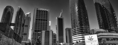 DUBAI, BAE - 5 Aralık 2016: Güneşli bir günde Dubai 'ye araba trafiği