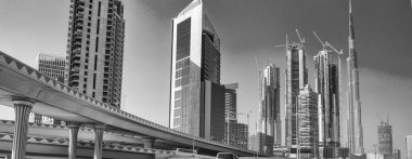 DUBAI, BAE - 5 Aralık 2016: Güneşli bir günde Dubai 'ye araba trafiği