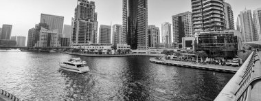 Dubai Marina Deresi ve günbatımında gökdelenler