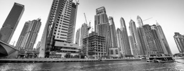 DUBAI, BAE - 5 ARALIK 2016: Gün batımında Dubai Marina binaları. Su boyunca gökdelenler