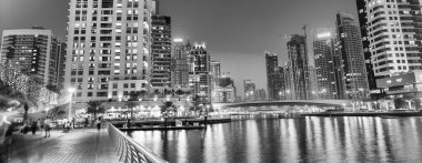 DUBAI, BAE - 5 Aralık 2016: Gece Dubai Marina binaları. Su boyunca gökdelenler