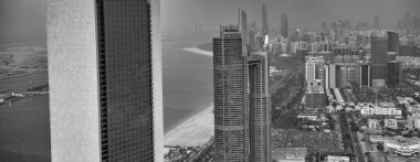 Gün batımında Abu Dabi hava şeridi. Corniche Yolu boyunca yüksek binalar