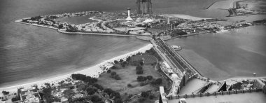 Gün batımında Abu Dabi hava şeridi. Al Marina boyunca yüksek binalar